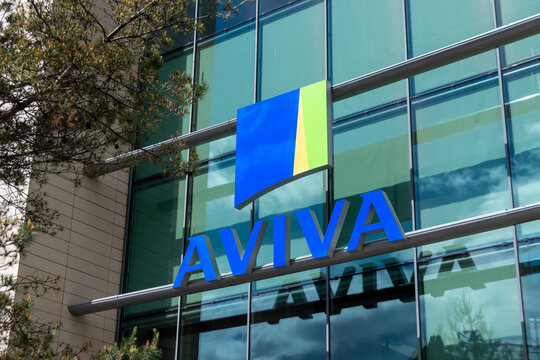 Bois-Colombes, France - 22 mai 2021: Logo sur le b&acirc;timent abritant le si&egrave;ge social de la compagnie d'assurance Aviva France