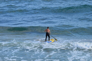 Surfista en el mediterráneo