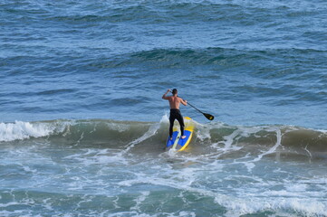 Surfista en el mediterráneo