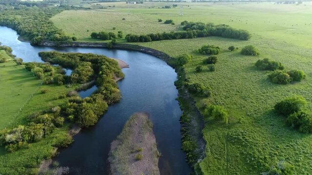 Dron rio y campo 