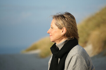 Blonde Frau am Meer Herbststimmung Close up