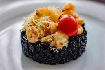 Cherry tomatoes, cheese and croutons on a delicious salad pad