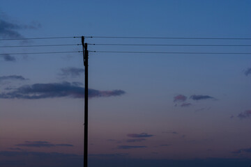 sylwetka słupa energetycznego na tle wieczornego nieba © Andrzej Michaluk