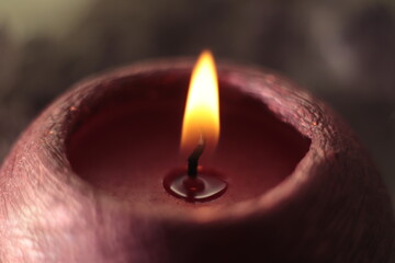 mały  płomień  płonącej   świeczki    w  pokoju  na  stole - 435142612