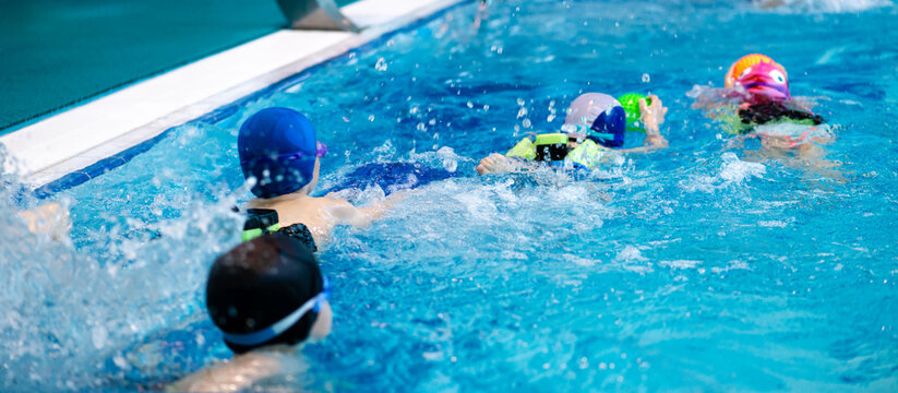 children in the pool learn to swim