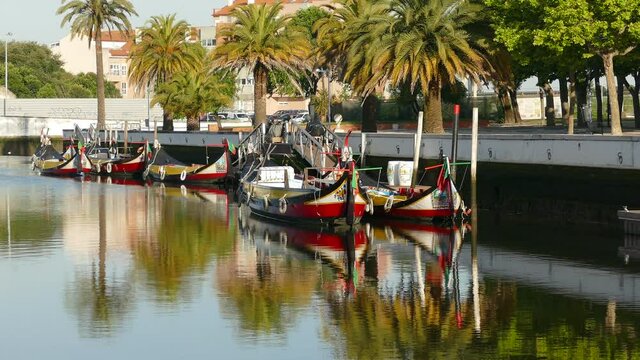 Barcos moliceios num canal da Ria de Aveiro na cidade de Aveiro