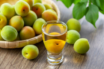 梅の実と梅酒　青梅