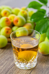 梅の実と梅酒　青梅