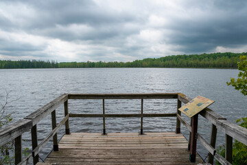 Obraz premium A rickety pier acts as a lookout over Schmidt Lake near the Greenock Swamp in Ontario.