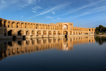 De Khaju-brug is een van de historische bruggen over de Zayanderud, de grootste rivier van het Iraanse plateau, in Isfahan, Iran.