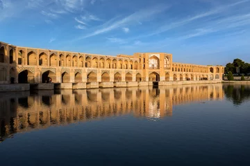 Fotobehang Khaju Brug De Khaju-brug is een van de historische bruggen over de Zayanderud, de grootste rivier van het Iraanse plateau, in Isfahan, Iran.