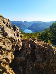 Paisaje laguna y montañas