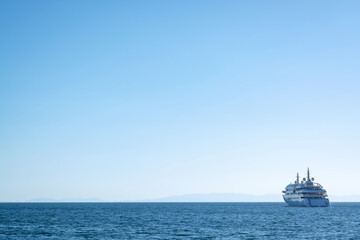 Fototapeta na wymiar Sea view, skyline and receding sea ferry
