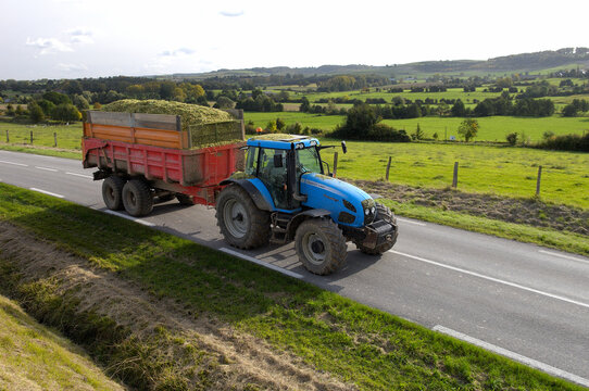 Ensilage ma&iuml;s,  tracteur + remorque sur une route