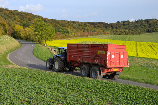 Ensilage ma&iuml;s,  tracteur + remorque sur une route