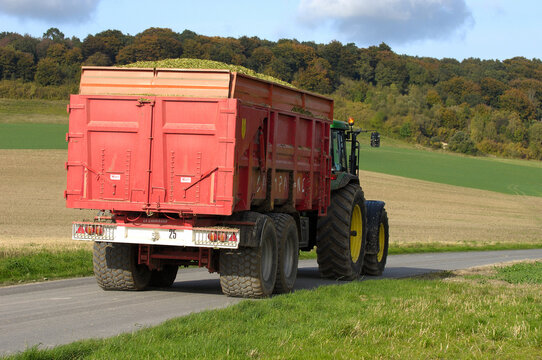 Ensilage ma&iuml;s,  tracteur + remorque sur une route
