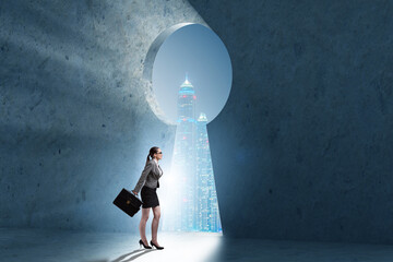 Obraz premium Businesswoman opening new door to success