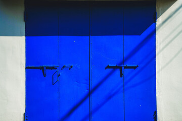vivid blue gate - obrazy, fototapety, plakaty