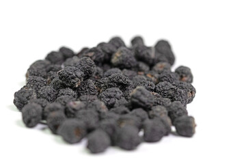 Getrocknete Aroniabeeren vor weißem Hintergrund