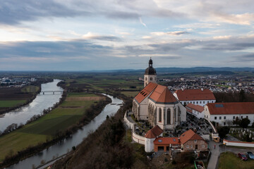 Bogenberg mit Wallfahrtskirche Mariä Himmelfahrt in Niederbayern