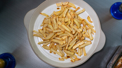 접시에 담긴 감자튀김 요리