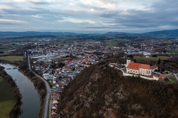 Bogenberg mit Wallfahrtskirche Mariä Himmelfahrt in Niederbayern