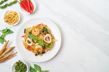  stir fried spicy noodles with sea food