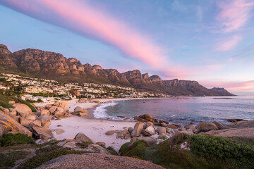 Camps Bay Beach bei Sonnenuntergang in Kapstadt, Südafrika.