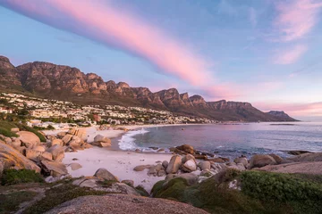 Photo sur Plexiglas Plage de Camps Bay, Le Cap, Afrique du Sud Camps Bay Beach au coucher du soleil à Cape Town, Afrique du Sud.