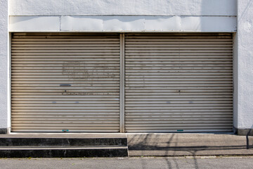 休日でシャッターが閉まっている店舗