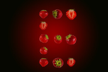 Reife Bio-Erdbeeren und dunkelschwarzer Hintergrund