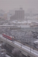 雪景色の中を電車が走る