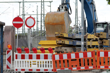 absperrung an einer baustelle für kanalbau