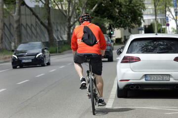 mann auf einem fahrrad im straßenverkehr