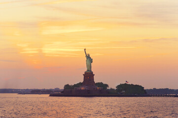 Naklejka premium beautiful city skyline at sunset. USA. Statue of Liberty National Monument