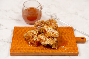カッティングボードに乗せたハニーコムとはちみつ