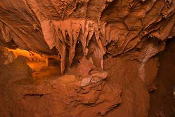 cueva rojiza de caliza con estalactitas