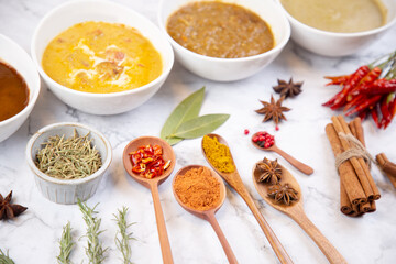 4種類のカレーとたくさんのスパイス