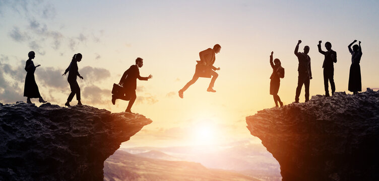 ビジネスと挑戦　谷を飛び越えるビジネスマン