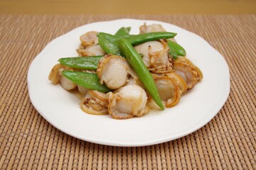 ホタテの貝柱とスナップエンドウの炒め物