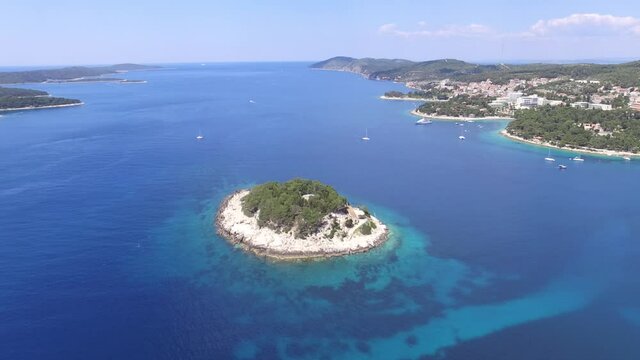 Vue aérienne vue avant déplacement autour d'iles paradisiaques entouré d'eau turquoise et cristalline dans la mer adriatique. Croatie,
