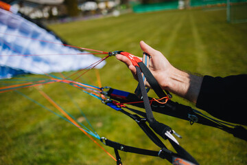 The paraglider holds the reisers in his hands. Reverse start method.