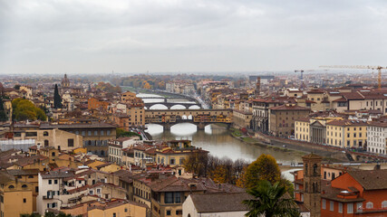 Fototapeta na wymiar Panoramic autumn view of Florence and the Ponte Vecchu bridge on a cloudy day