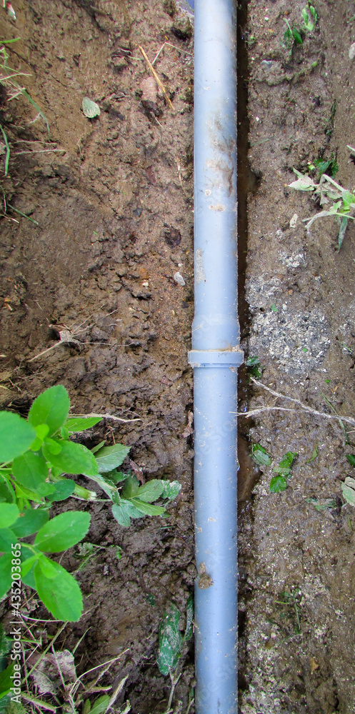 Wall mural connecting two water pipes in a trench