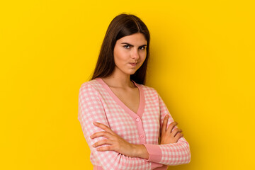 Obraz premium Young caucasian woman isolated on yellow background frowning face in displeasure, keeps arms folded.
