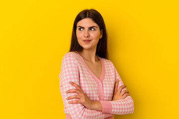 Obraz premium Young caucasian woman isolated on yellow background dreaming of achieving goals and purposes