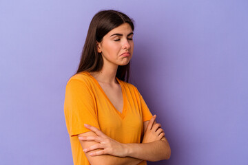 Obraz premium Young caucasian woman isolated on purple background tired of a repetitive task.