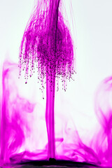 violette Figur aus fallendem Kaliumpermanganat in Wasser