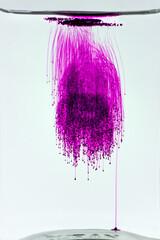 violette Figur aus fallendem Kaliumpermanganat in Wasser