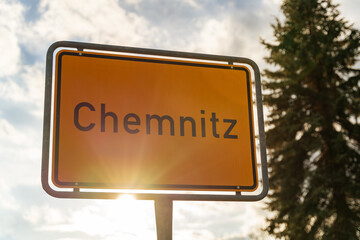 Ortseingangs Schild von Chemnitz bei Sonnenuntergang
